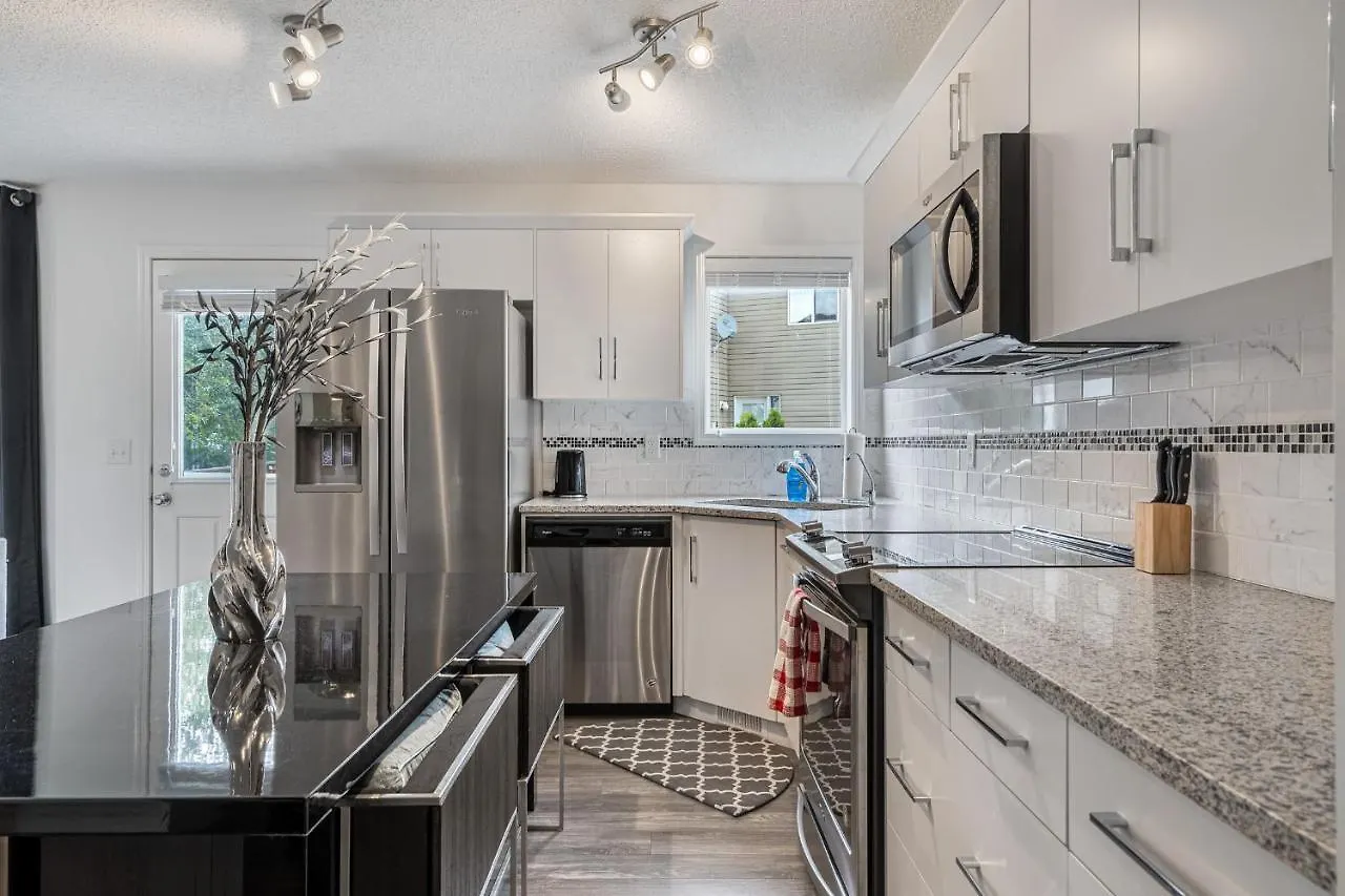 Holiday home Modern House With Private Backyard & Fireplace Calgary
