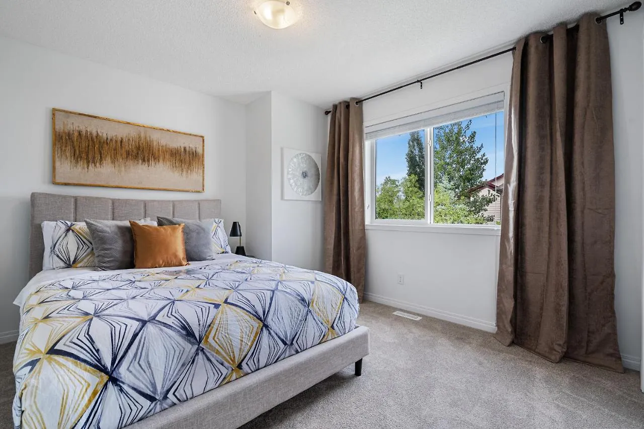 Holiday home Modern House With Private Backyard & Fireplace Calgary Canada