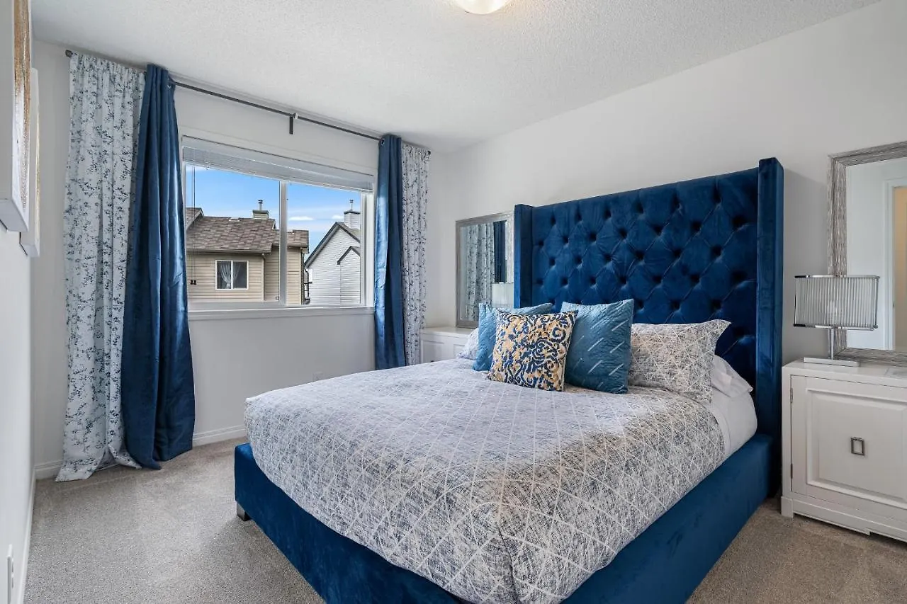 Holiday home Modern House With Private Backyard & Fireplace Calgary