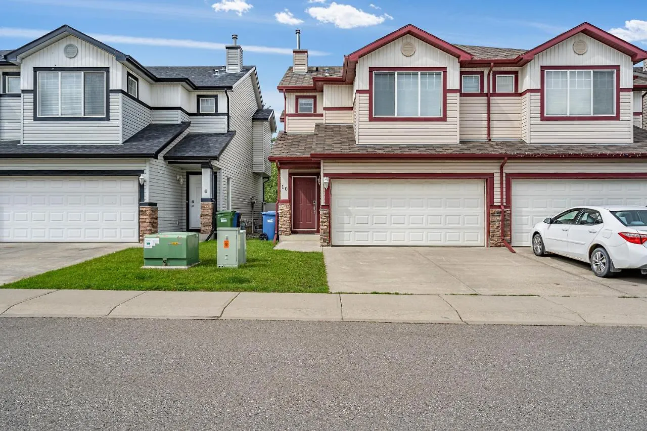 Modern House With Private Backyard & Fireplace Calgary 0*,
