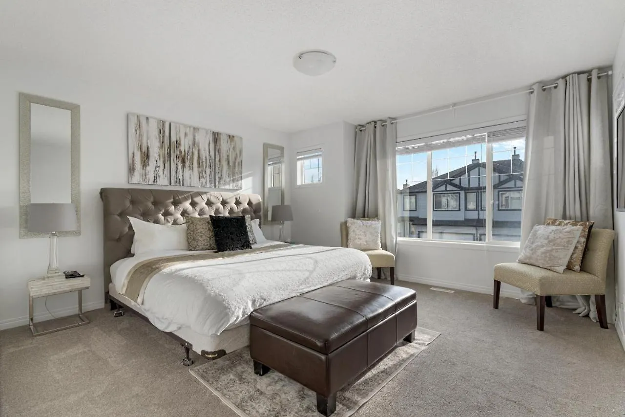 Modern House With Private Backyard & Fireplace Calgary Holiday home